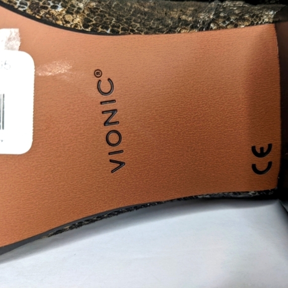 NWT Vionic Kamryn Leather Ankle Heeled Chelsea Boot Snakeskin Pewter Boa… - Picture 9 of 12